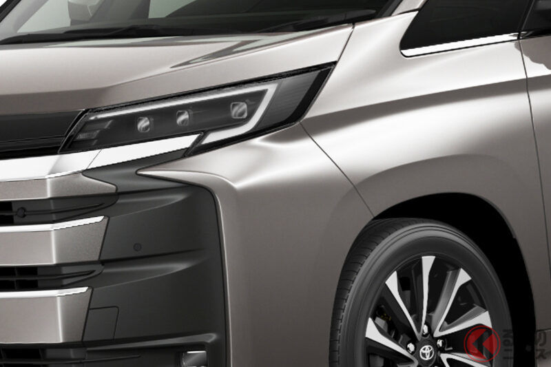 油耗達到每公升23.8km的高燃油效率！Toyota新型「Middle minivan」引發熱烈迴響！全車系標配LED Headlamp並追加新車色也很有魅力！質感大幅提升、讓人直呼「客人的反應都變了！」這款「新型Noah」究竟是什麼樣的車？