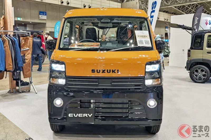Suzuki全新「輕型滑門Van」實車亮相！睽違11年大改款，換上更剽悍的新面容！同步公開擁有時尚內裝、黑化風格更加鮮明的全新「Every」特仕車！