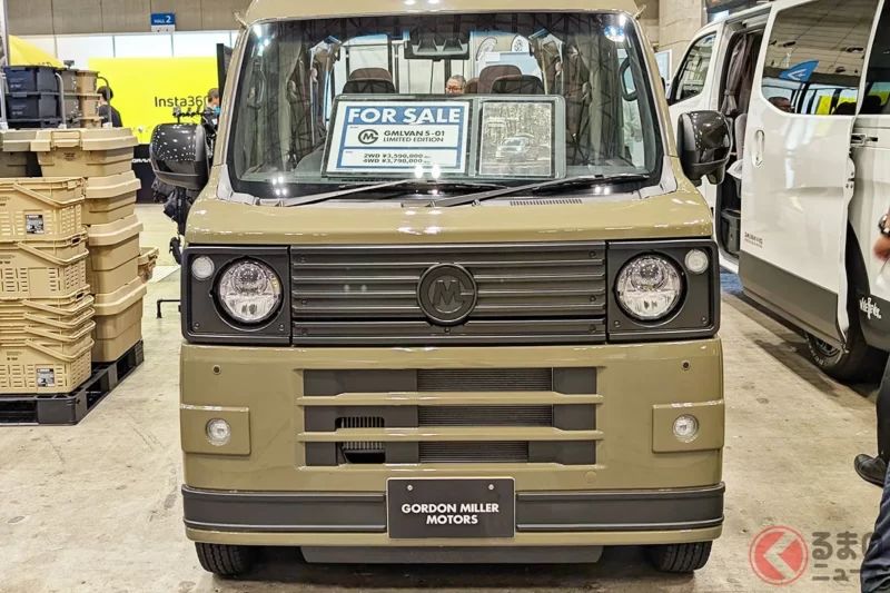 可供2名成人睡覺！Daihatsu「豪華內裝」輕型廂型車實車公開！圓形頭燈×「方正黑色水箱護罩」的復古外觀也很不錯！連車頂都採用「原木飾板」處理的 Gordon Miller「Hijet Cargo 豪華規格」改裝車「GMLVAN S-01」備受關注