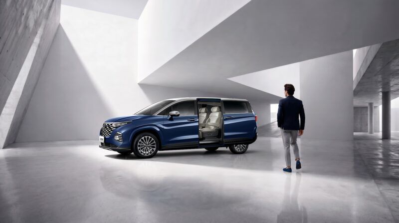 舊換新153.9萬元起！HYUNDAI CUSTIN Royal上市　VIP座椅、雙13吋螢幕一次到位
