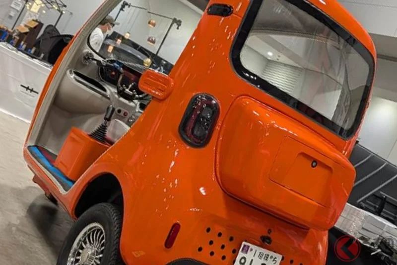 新車只要99萬日圓！持普通「AT」駕照也能駕駛的「新世代三輪車」即將上市！「是汽油車這點很棒！」「沒有車門感覺很可怕…」引發各種不同反應！「GOAT180」受到關注！
