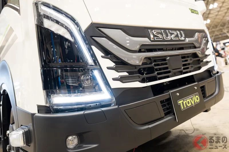 新車售價超過1000萬日圓！Isuzu「7人座」卡車超有魅力！全長4.9公尺車身、持普通駕照就能開，還具備真正的越野性能！可供6人車宿的專用車「Travio Expedition Striker」備受矚目