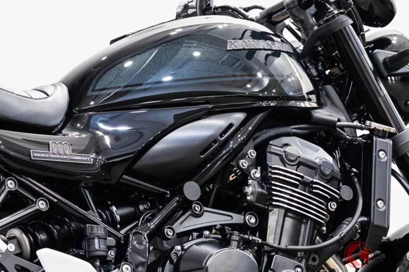 Kawasaki「黑到極致版本」大型街車上市！新復古設計＆搭載定速巡航提升舒適性！人氣車款「Z900RS」衍生版本「Black Ball Edition」登場