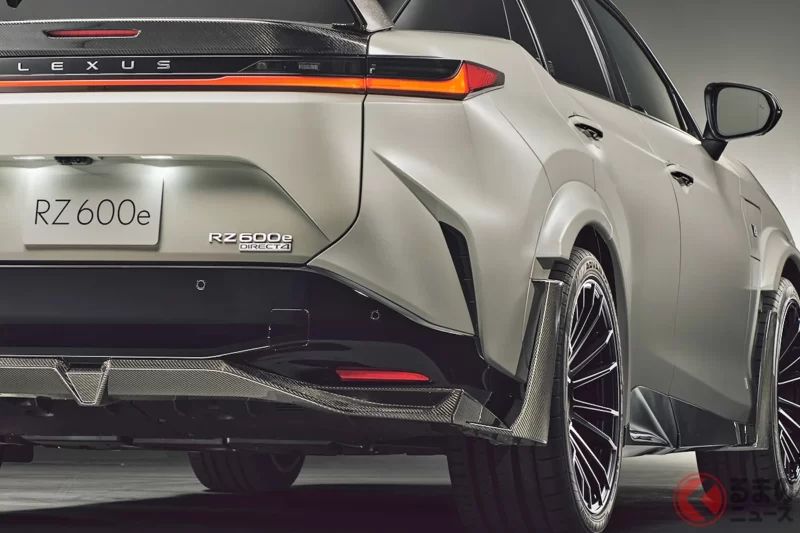 Lexus「最新高性能SUV」受到關注！搭載425匹馬力高性能動力單元×可使用MT操控的「創新系統」！配備兩組碳纖維尾翼、外觀超吸睛的「RZ600e “F SPORT Performance”」是什麼樣的車？