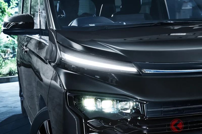Toyota新型「三排座椅MPV」上市引發大量迴響！「高級感完全不同！」「有高一級車款的感覺」成為話題！最適合不想放棄「帥氣感」的家庭使用者！搭載「大型儀表與黑色飾板」進化的「新型Voxy」受到關注！