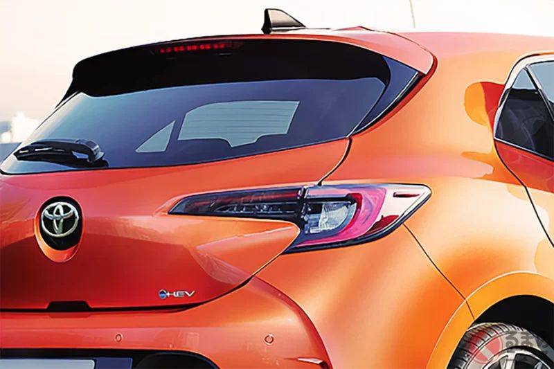 每公升可跑30公里！Toyota這款「五門掀背車」真的很厲害！ 擁有全長4.3公尺的「剛剛好車身尺寸」，配備全面升級！ 採Hybrid專屬設定、進一步進化的「Corolla Sport」究竟有哪些亮點？