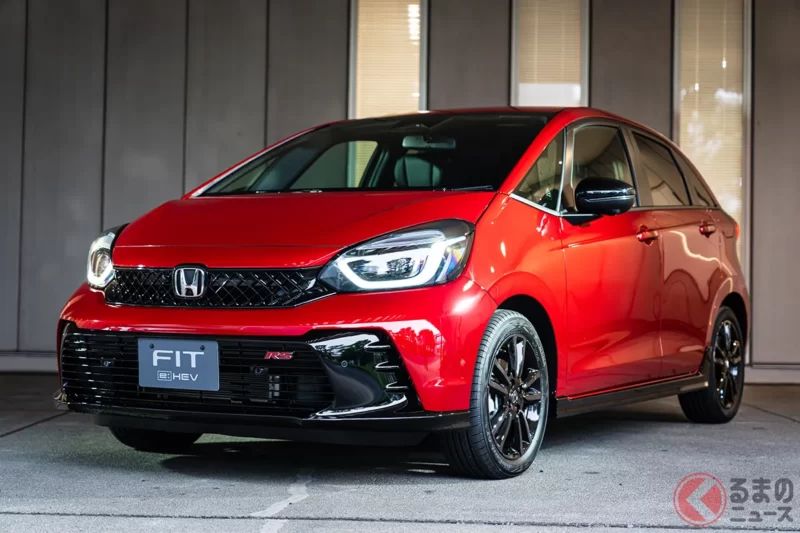 新車289萬日圓！ Honda全新「Fit」正式上市！ 黑色水箱護罩＋紅色縫線讓運動感大幅升級！？ 舒適配備也「一次給好給滿」！ 全新「RS」車型備受矚目！