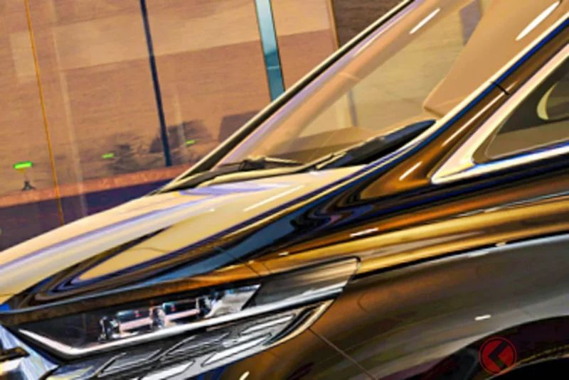 Toyota 全新「4 人座」Minivan 超厲害！ 搭載便利「滑門」與超「寬敞內裝」！ 配備冰箱的 4WD 車型「Alphard Spacious Lounge」究竟是什麼？