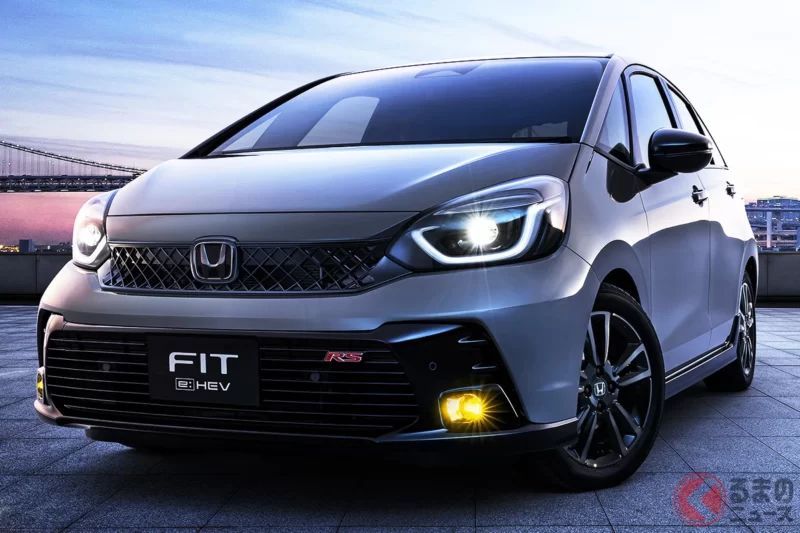 新車 180 萬日圓起！ Honda 發表全新「Fit」！ 睽違 6 年迎來「外觀設計變更」，提升「運動感與高級質感」！ 運動化「RS」改為 Hybrid 專用車型！ 全新帥氣「主力販售車型」登場！ 迎來「誕生 25 週年」後大幅進化的「新世代車型」究竟有何改變？