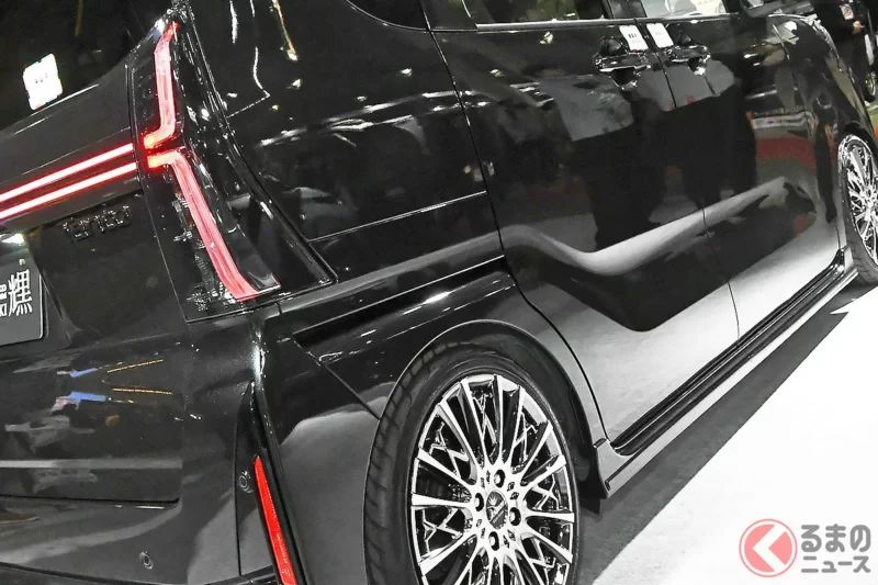 已經快要超越「Voxy」了！？Daihatsu 擁有「高級 MPV 車頭」的「Tanto Custom」真的很厲害！「黑色×鍍鉻光澤」打造出的超強氣勢，「Kuromeki」Concept 備受矚目！