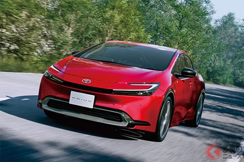 Toyota 新型「Prius」上市！「價差 185 萬日圓」的最低階車型與頂級規格有何不同？內外裝與動力系統皆存在差異！比較進化後的小改款車型！