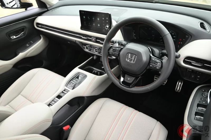 每公升可跑22.1公里！ Honda新型「硬派風SUV」備受關注！ 採用蜂巢式水箱護罩×質感內裝的特仕版帥氣登場！ 停產汽油車後的「最新ZR-V」究竟是什麼樣的車款？