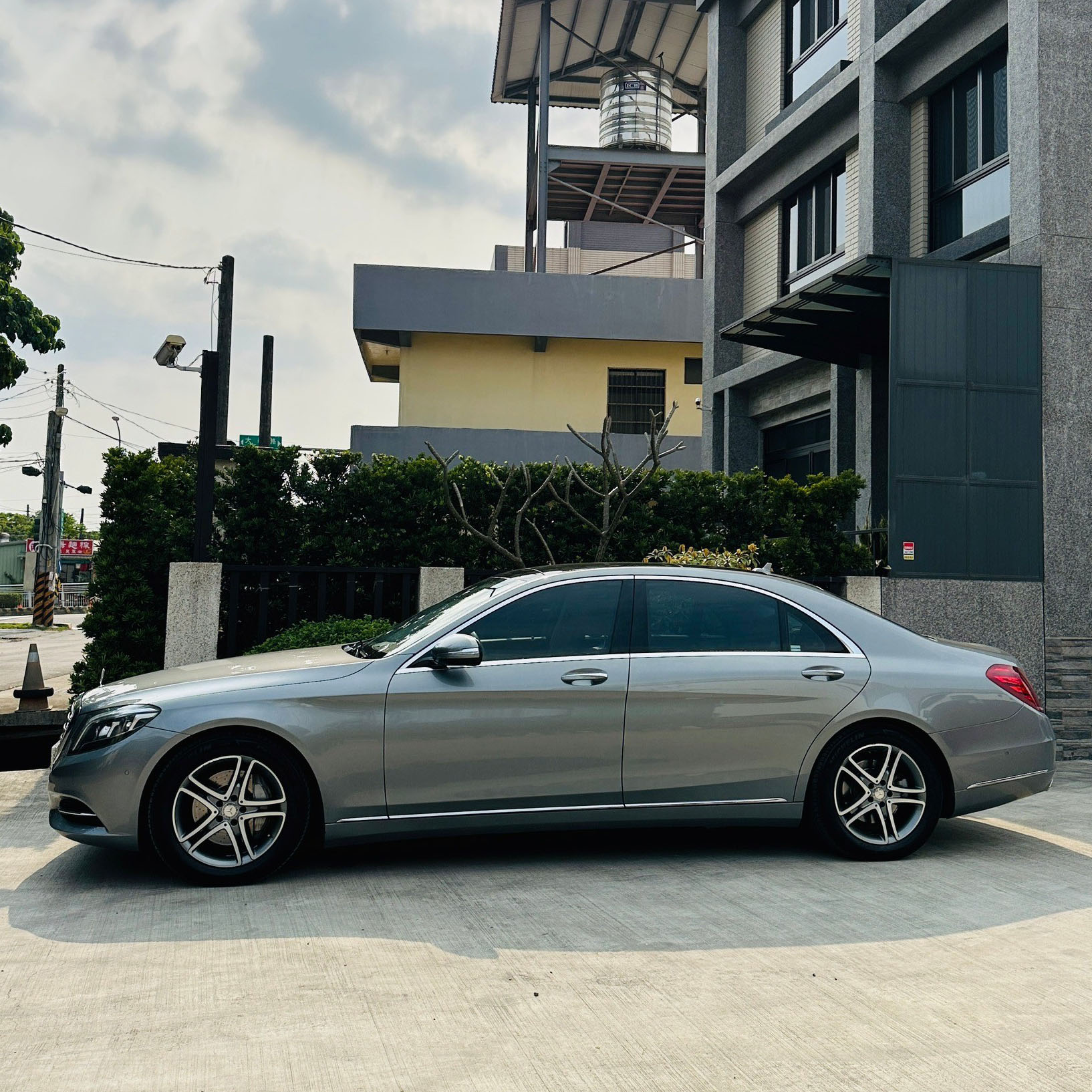 BENZ S400 油電 雙魚眼 電吸門 全景天窗 四區恆溫 中文圖資 氣壓懸吊 摸門 新車價580萬, 現在只要1.6折 即可入主豪華房車霸主  第6張相片